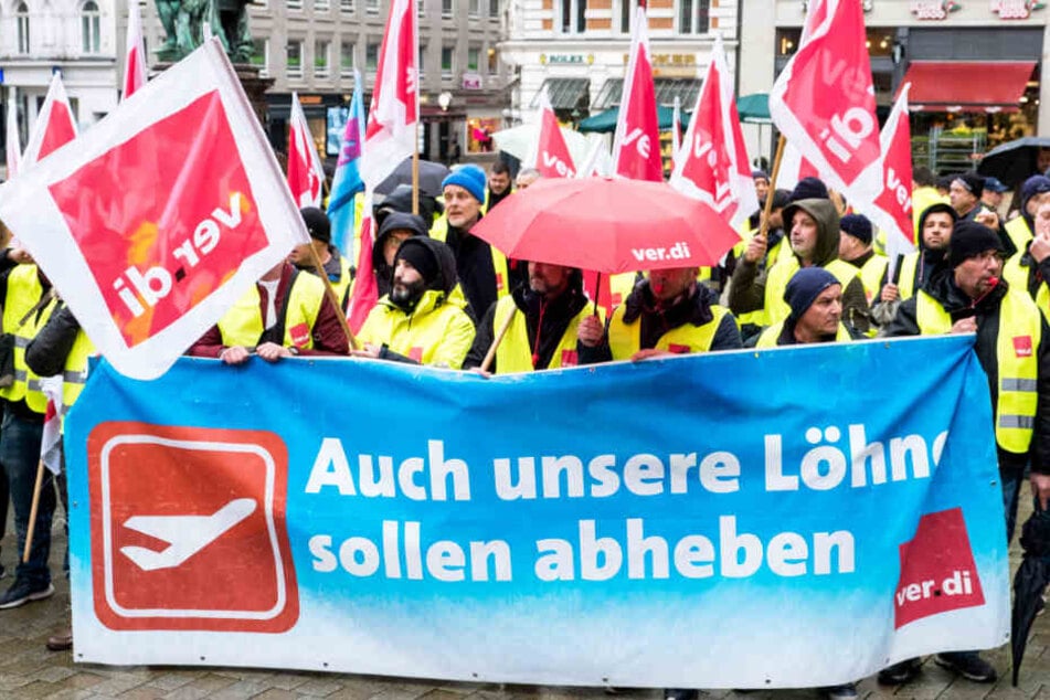 Die Streikenden demonstrieren in Hamburg für höhere Löhne.