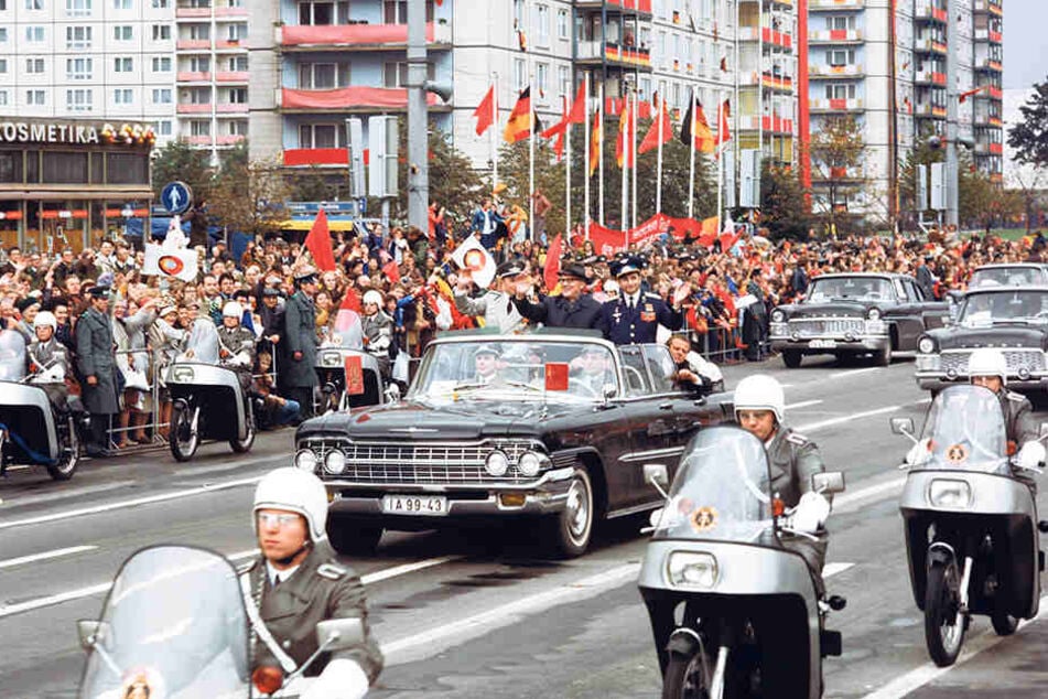 Tausende Ostberliner jubelten am 21. September 1978 auf der Karl-Marx-Allee Sigmund Jähn und Waleri Bykowski bei einer Parade zu. Im offenen Wagen hatte sich Erich Honecker zwischen die Kosmonauten gedrängt.
