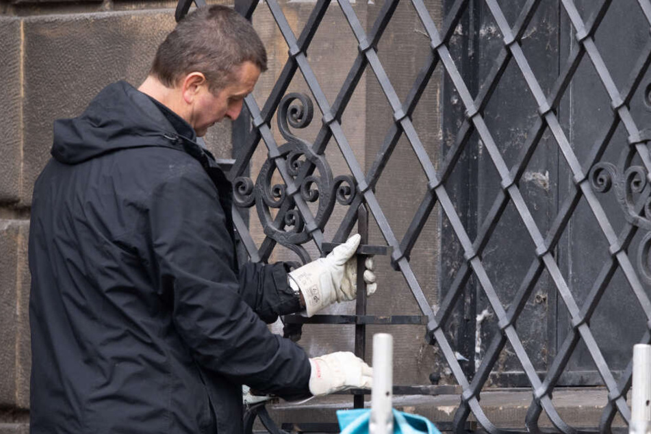 Das Gitter am Fenster zum Grünen Gewölbe hat die Polizei mittlerweile wieder geschlossen.