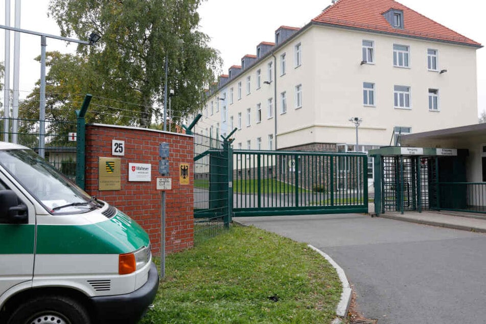 In der Erstaufnahmeeinrichtung am Adalbert-Stifter-Weg wollte ein Bewohner offenbar aus dem dritten Stock springen.