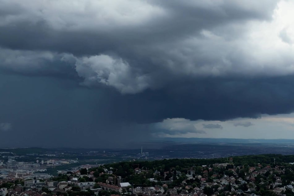 Ein ziemlich dunkler Himmel über Stuttgart kündigte das Unwetter an.