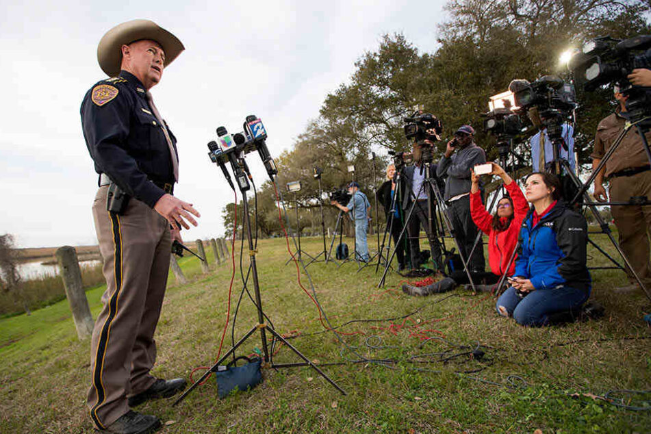 Chambers County Sheriff Brian Hawthorne gab bei einer Pressekonferenz Auskunft über den Absturz.
