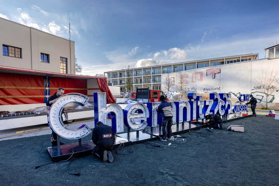 Ein neuer Schriftzug zur KuHa wurde am Donnerstag am Platz vor der Hartmannfabrik installiert.