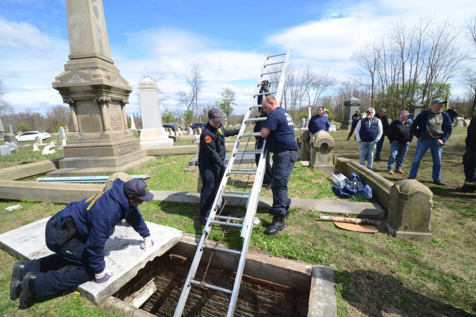 Viele Schaulustige versammelten sich und beobachteten die Einsatzkräfte bei ihrer Arbeit auf dem Friedhof.