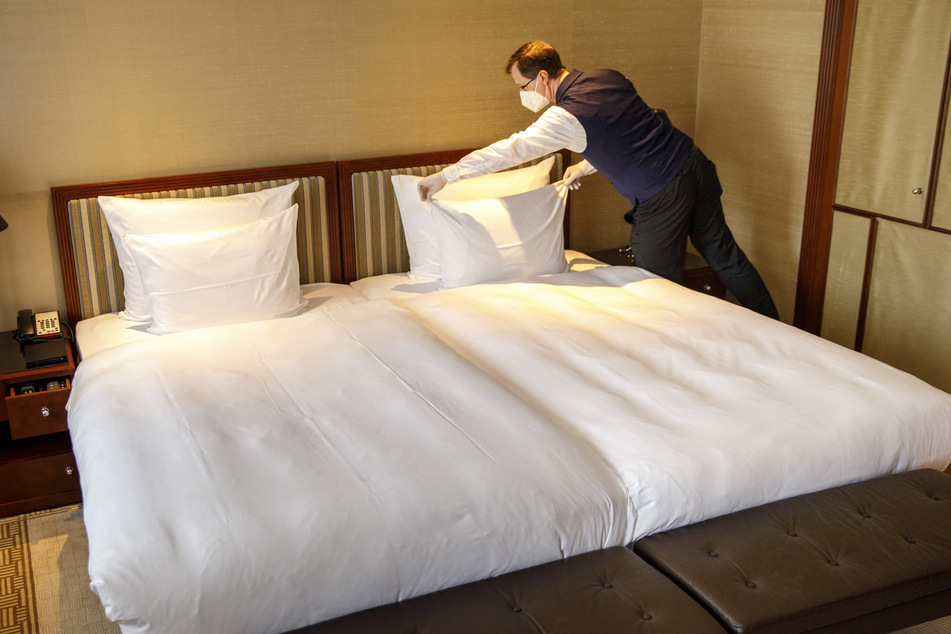 Ein Hotelzimmer wird frisch bezogen. (Symbolbild)