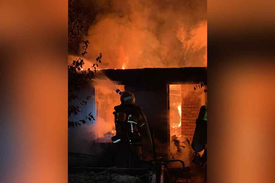 Mit Strahlrohren und Löschschaum erstickten die Einsatzkräfte die meterhohen Flammen.