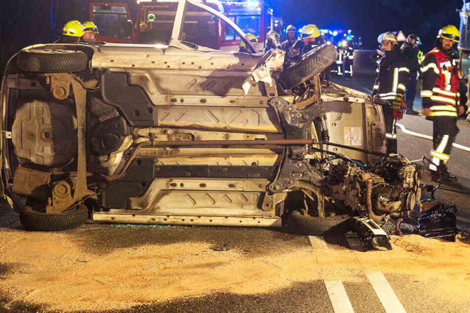 Wie das Foto zeigt, wurde der Motor des Fiats aus dem Wagen heraus gerissen.