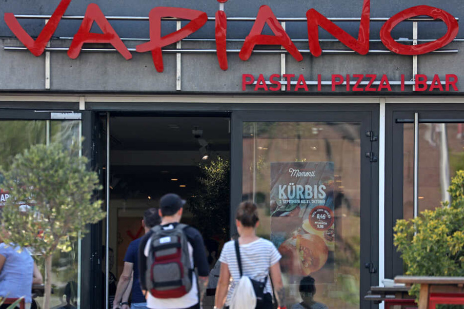 Die angeschlagene Restaurantkette Vapiano hat abermals tiefrote Zahlen geschrieben.