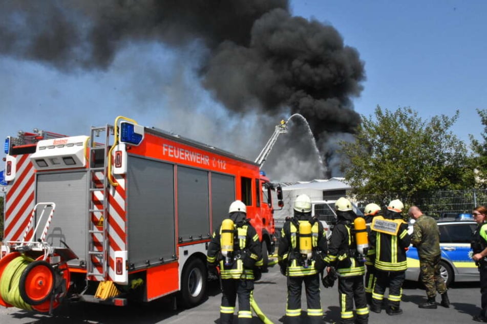 Mit Hilfe einer Drehleiter versuchte die Kölner Feuerwehr den Brand von oben zu löschen.
