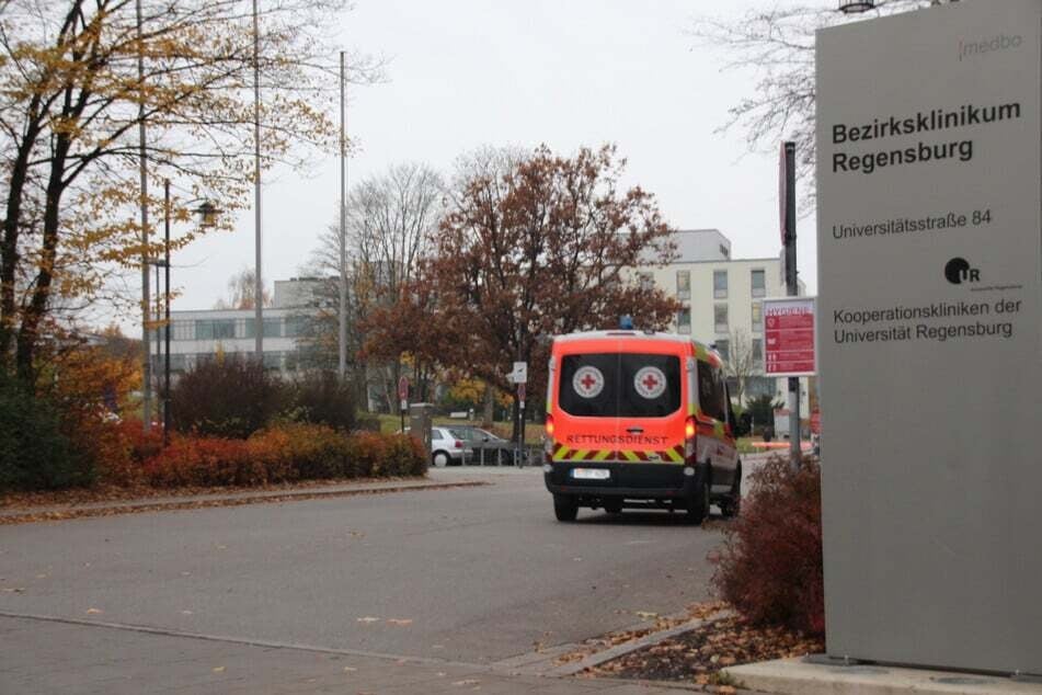 Ein heute 15-Jähriger soll 2023 in der Kinder- und Jugendpsychiatrie des Bezirksklinikums Regensburg einen Siebenjährigen erstochen haben.