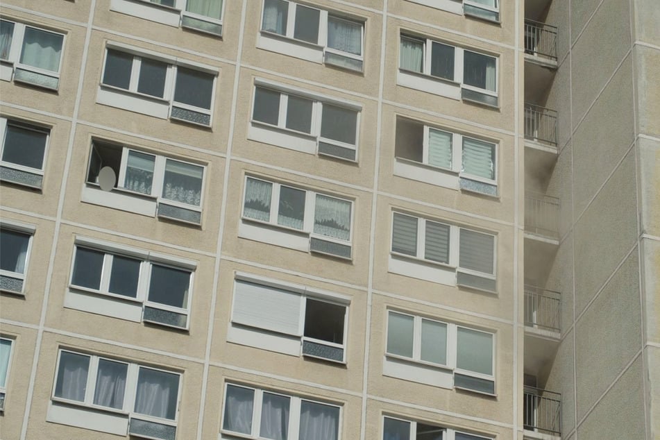 Aus einer Wohnung drang Rauch.