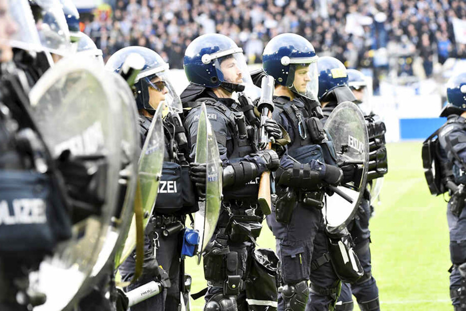 Schwer gepanzerte Polizisten waren im Einsatz, um eine Eskalation zu verhindern.
