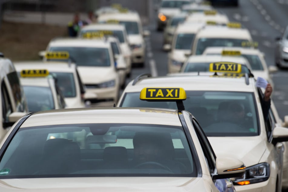 Mit einem Korso wollen die Taxifahrer in Hamburg zur SPD-Zentrale fahren.