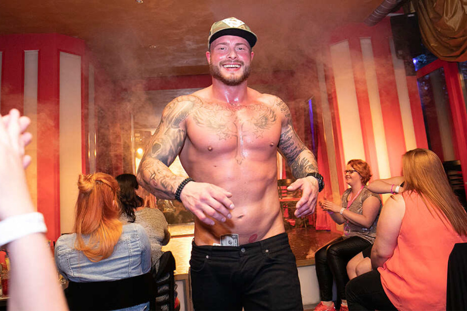 Auf ihn fahren die Ladys in der Stripbar mächtig ab: Wie zum Beweis hat der Muskelmann ein paar Scheine im Schlüpfer ...