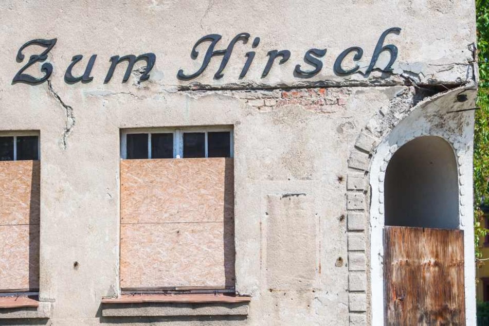Wie es mit dem zerfallenen Gebäude weitergeht, soll eine Ortseinsicht mit dem Eigentümer, der Bauaufsicht und der Denkmalschutzbehörde entscheiden. Diese findet im September statt.