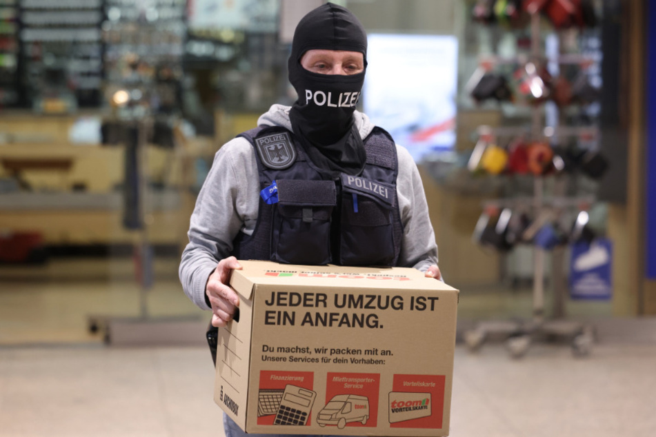 Ermittler des Zolls und der Polizei schafften bei der Razzia unzählige Kartons aus den Nagelstudios.