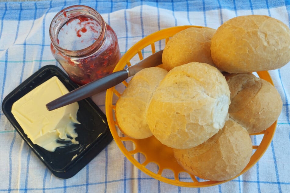 Knusprige DDR-Brötchen backen