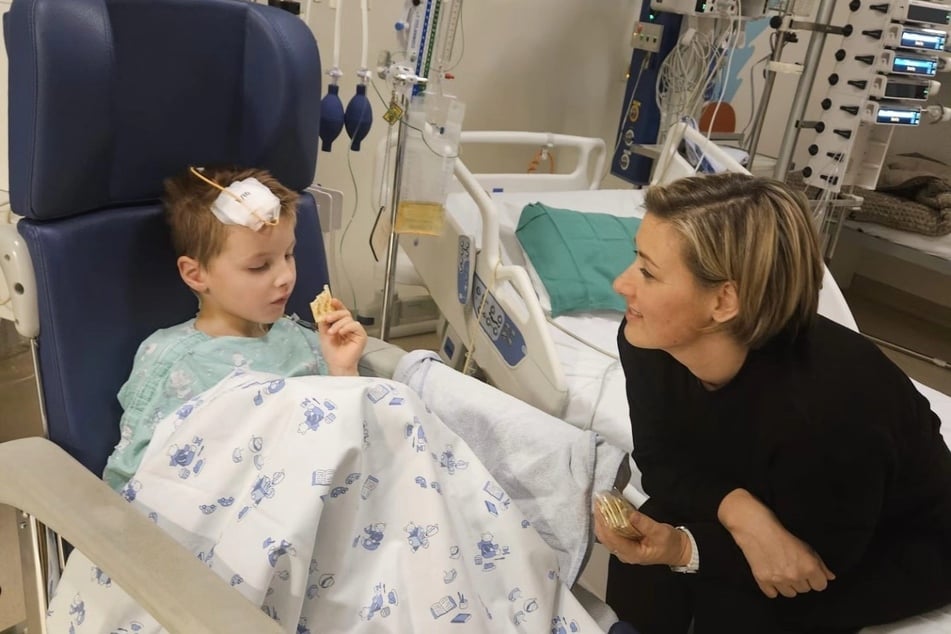 Nyo dostává denně návštěvy fyzioterapeutů, ergoterapeutů, učitelů, lékařů, sester, psychologů a pedagogů.