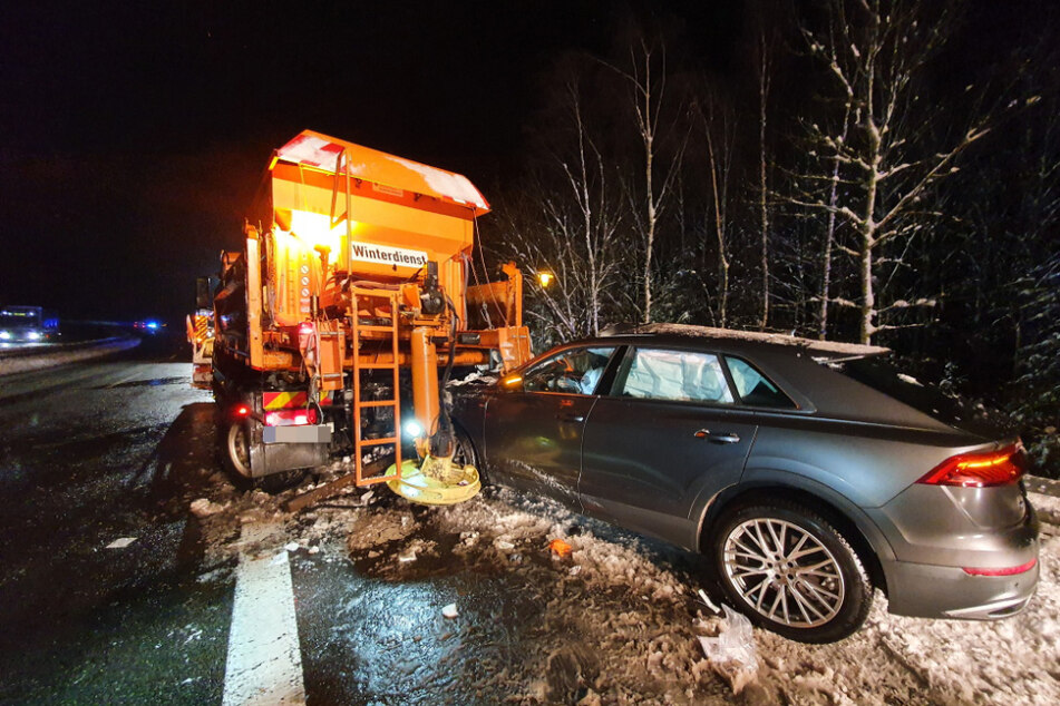 Der Audi krachte an einer Bushaltestelle von hinten in ein Fahrzeug des Winterdienstes.
