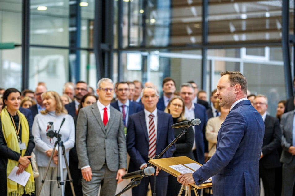 Landtagspräsident Alexander Dierks (38, CDU) bei seiner zwölfminütigen Neujahrsansprache im Landtag.