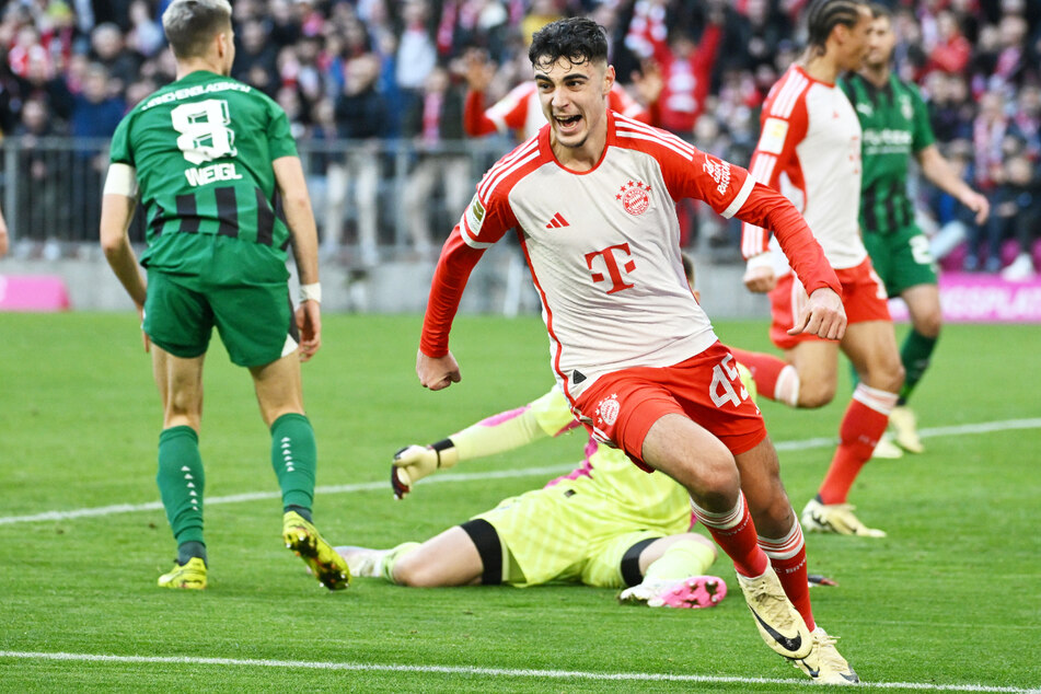Aleksandar Pavlovic hatte im ersten Durchgang allen Grund zur Freude: Der Youngster erzielte den Ausgleich des FC Bayern.