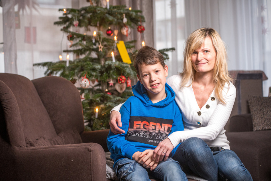 Wieder daheim: Mattheo Vogel (10) mit seiner Mama Carla (42) in der Dresdner Wohnung.
