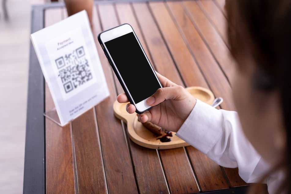 Vorsicht vor überklebten QR-Codes, etwa auf Speisekarten. (Symbolbild)