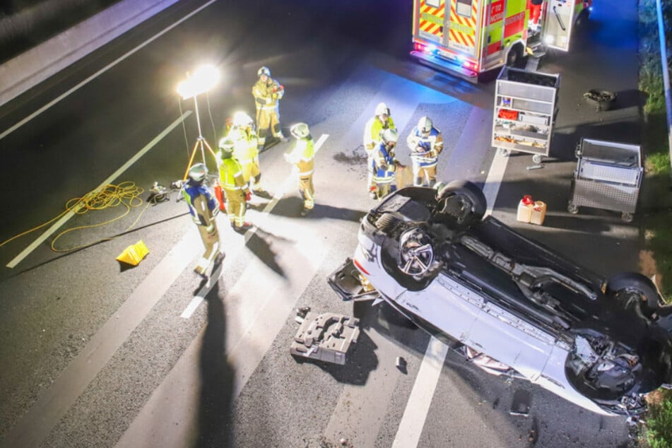 Unfall A7: Jaguar überschlägt sich auf A7: Fünf Verletzte, Vollsperrung