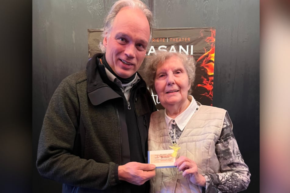 André Sarrasani (52) mit Sonja Haake (85), die eine Eintrittskarte vom 14. Februar 1945 mitbrachte. Sie fand das Ticket 1955 in den Sachen ihrer Familie.