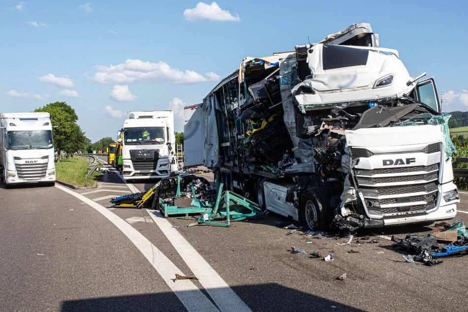 Die drei Sattelzüge mussten abgeschleppt werden.