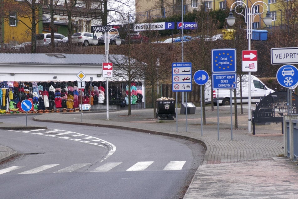 Blick ins tschechische Vejprty (Weipert): Hier werden immer wieder sogenannte Kugelbomben verkauft.