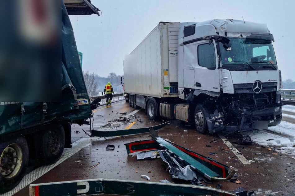 Auf der A9 bei Leipzig sind am Donnerstag zwei Sattelschlepper ineinander gekracht.