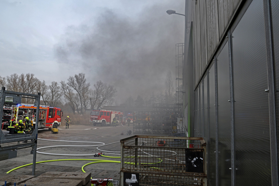 Rauch dringt aus einer Halle in St. Egidien: Die Feuerwehr war mit einem Großaufgebot vor Ort.