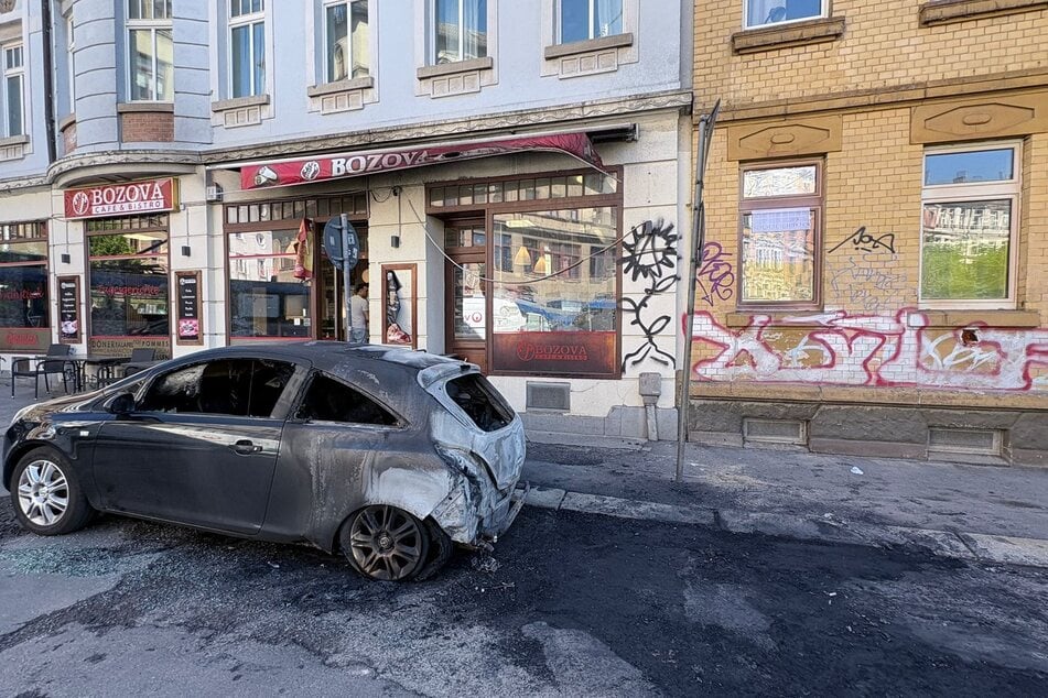 Das Feuer brach zunächst im vorderen Bereich eines Volvos aus, griff dann schnell auf einen davor geparkten Opel (im Bild) über.