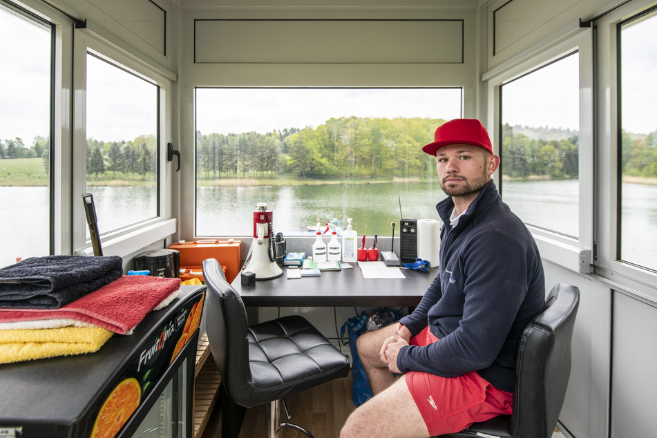 Bademeister Enrico Leinhübner (29) hat einen Arbeitsplatz mit schöner Aussicht - nicht nur auf Ufer und See. Foto: Ralph Kunz