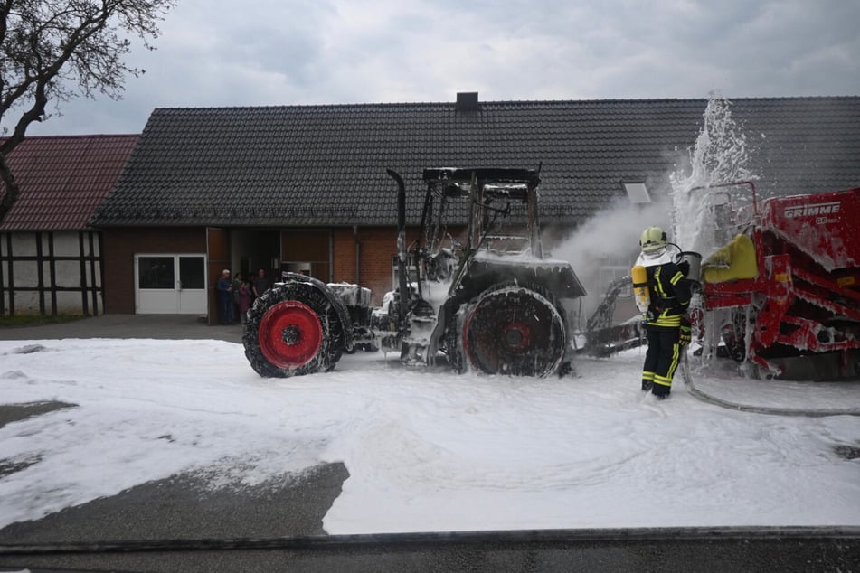 Der Ackerschlepper wurde vollständig zerstört.