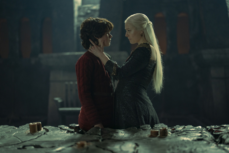 Was Rhaenyra Targaryen (Emma D'Arcy, 38) ihrem Sohn wohl in der vorerst letzten "House of the Dragon"-Folge zu sagen hat?