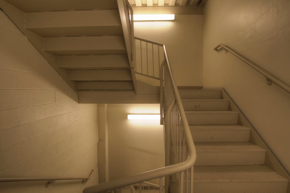 Todesdrama: beißender Geruch im Treppenhaus - Polizei sucht mysteriösen Koffer