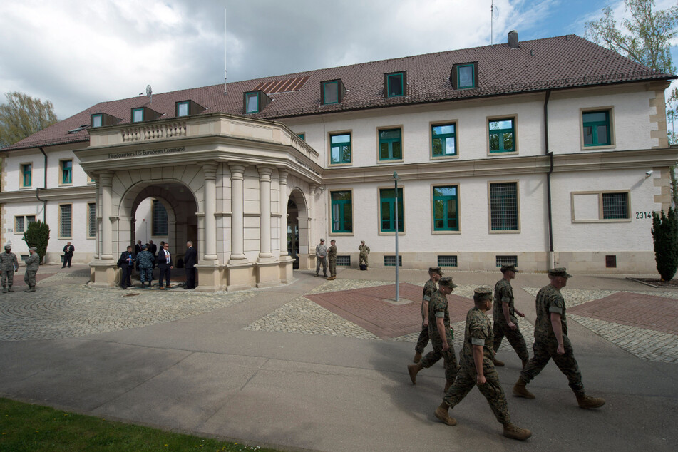 Mitglieder der US-Streitkräfte gehen in den Patch Barracks nach dem Kommandowechsel des United States European Command (EUCOM) in Stuttgart am Hauptquartier vorbei.