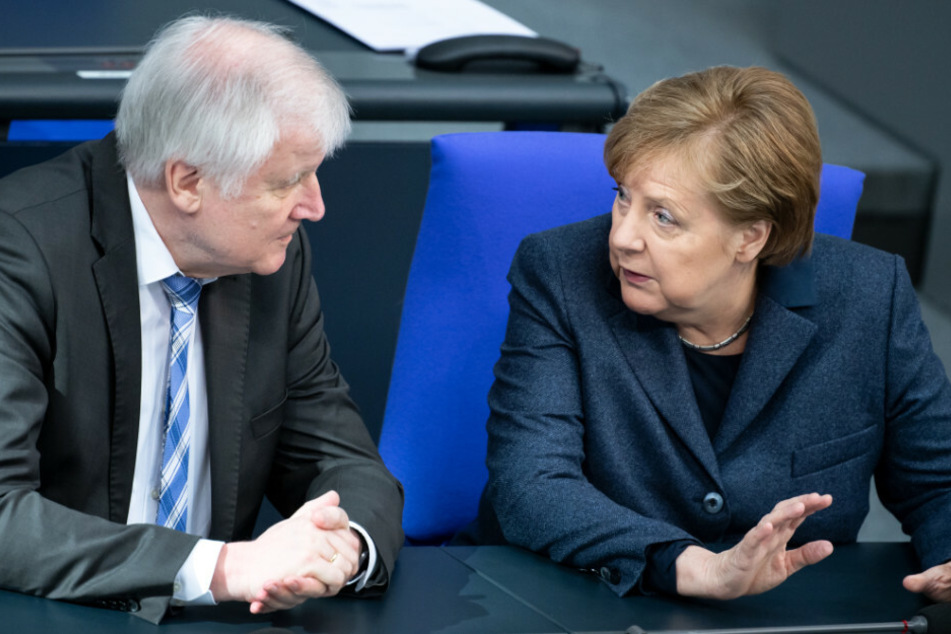 Angela Merkel hat mit Horst Seehofer bereits das Gespräch gesucht.
