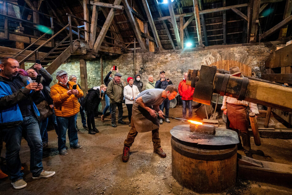 Kunstschmied Thore Krauter demonstriert Besuchern bei einem Schauschmieden im Kupferhammer in der Saigerhütte sein Handwerk.