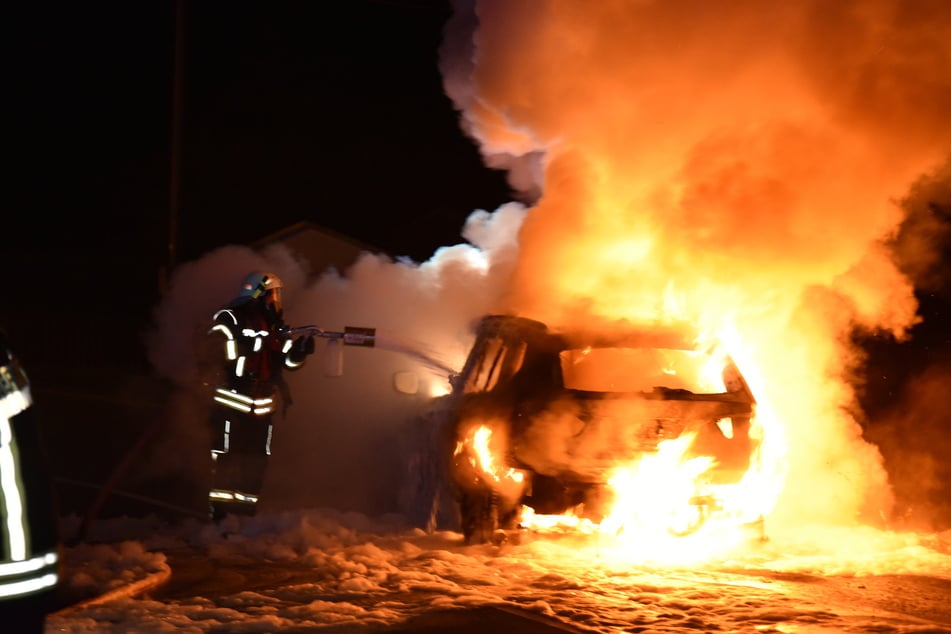 Die Feuerwehr bekämpfte die Flammen.