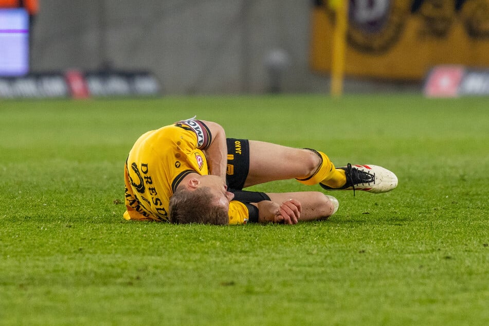 Niklas Hauptmann (29) hält sich auf dem Rasen liegend die rechte Schulter. Nach einem Foul von Toni Leistner (35) fiel er darauf.