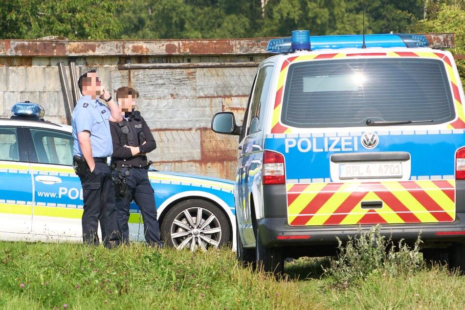 Nach dem Fund der Leiche bei Weitefeld setzten intensive Ermittlungen der Polizei vor Ort ein.