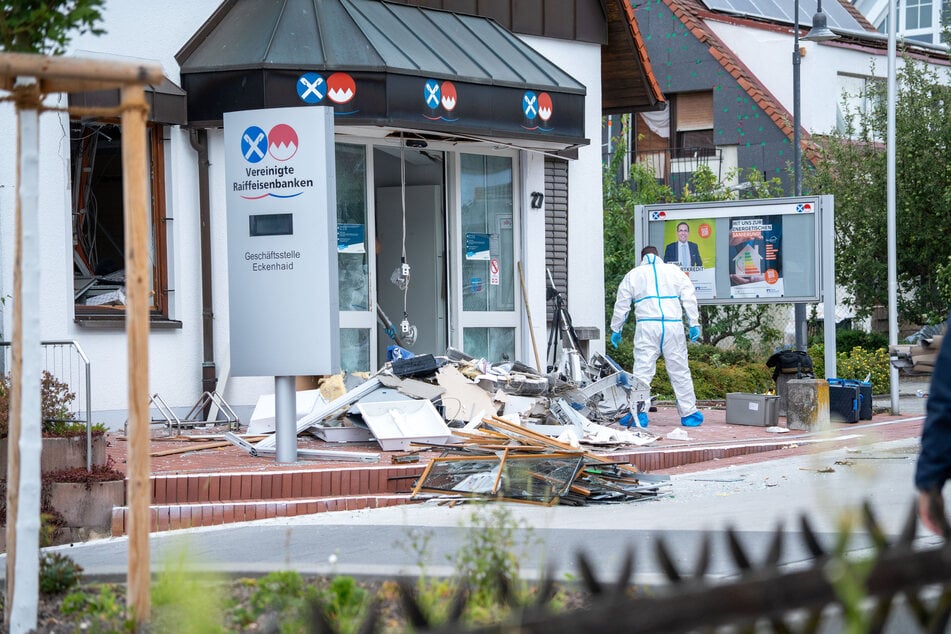 Bankräuber richteten in dem Gebäude in Mittelfranken einen enormen Schaden an.