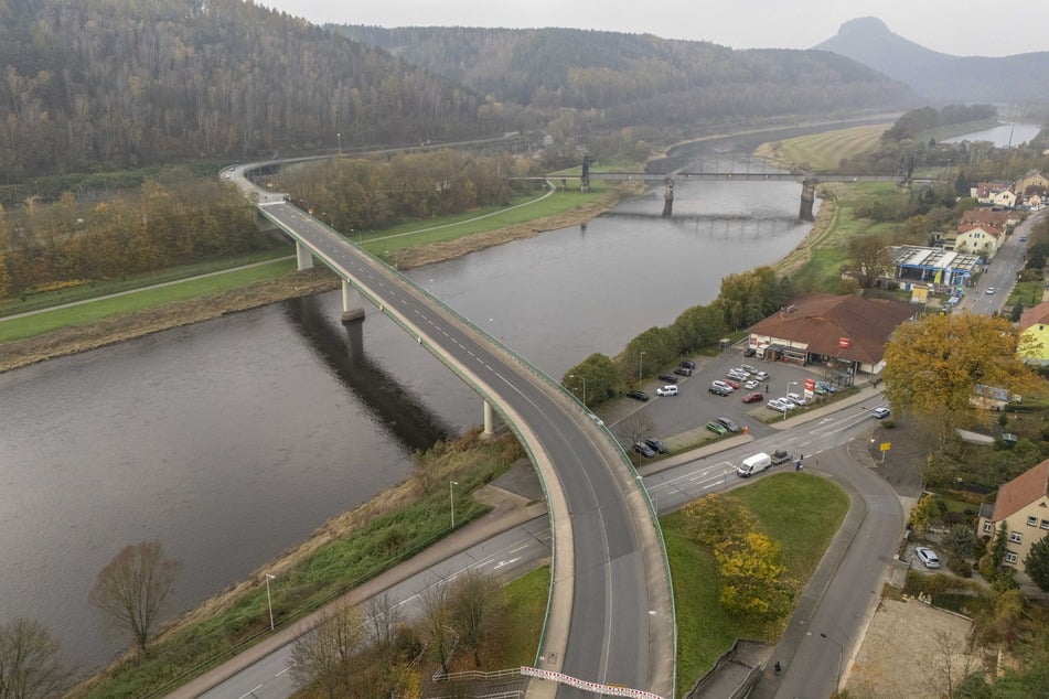 Schöner Schwung, aber nutzlos: Die Elbbrücke bei Bad Schandau bleibt bis Ende Juni gesperrt. Erst dann entscheidet sich, wie es weitergeht.