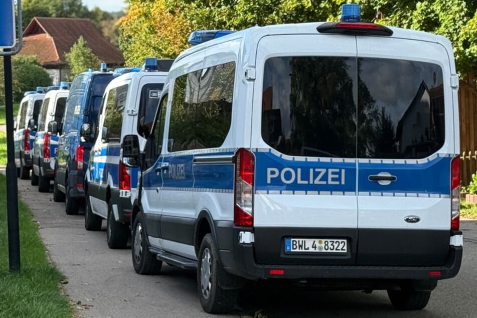 Die Polizei rückte im Großaufgebot an. (Symbolbild)
