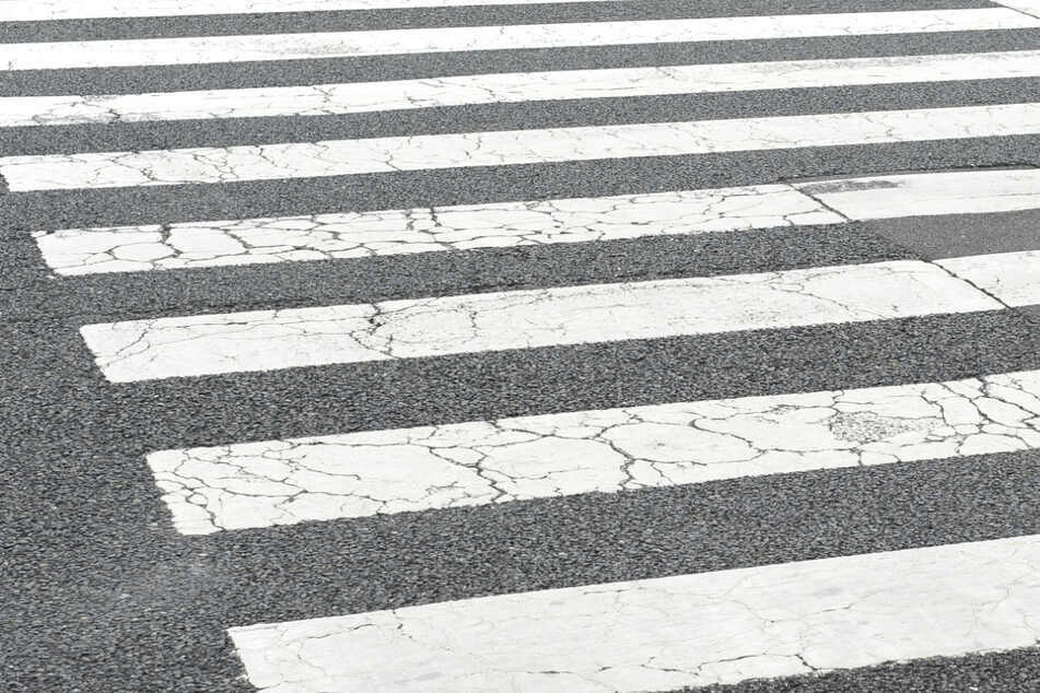 Fußgänger auf Zebrastreifen angefahren: Mann schwer verletzt