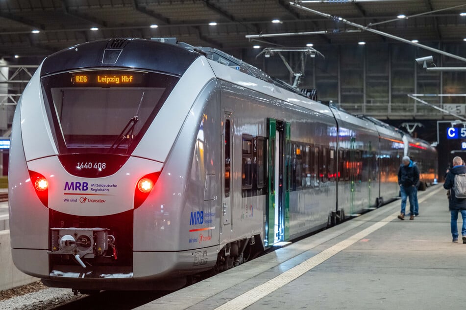 Der erste Akkuzug fuhr am Montag pünktlich vom Chemnitzer Hauptbahnhof nach Leipzig. Die Bahnen laden ihre Akkus an den Bahnhöfen über die Stromabnehmer.