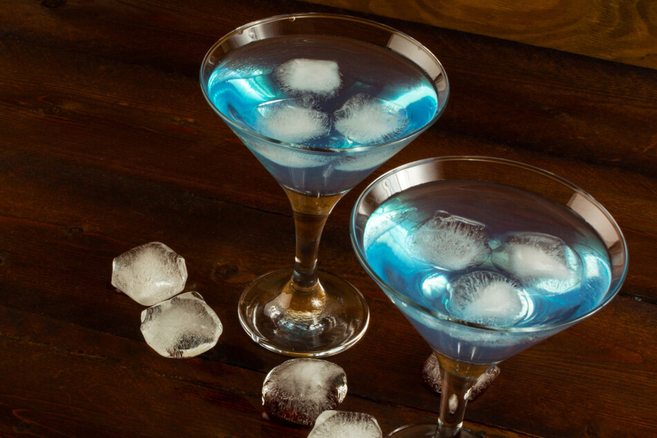 Blue Curaçao wird gern als Longdrink serviert.